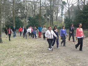zwei ältere Damen betreiben Gymnastik in einer Turnhalle
