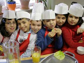 Bild mit Kindern beim gemeinsamen Kochen